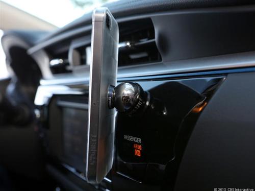 磁鐵吸附式手機裝置節(jié)省車內空間